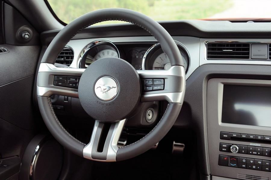  Ford Mustang V6 2011 года  (фото 35 из 93)